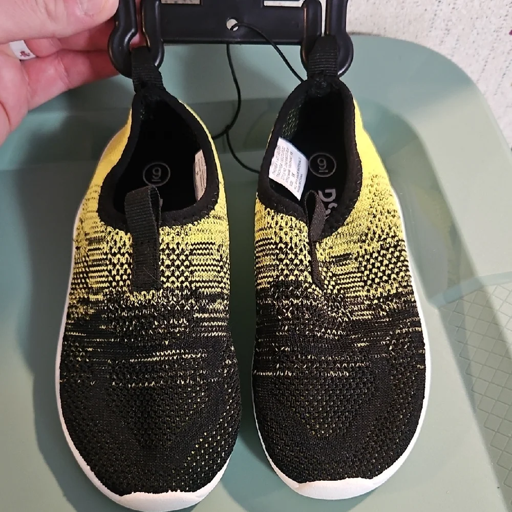 DSG Direct Youth Knit Water Shoes: BLACK/VOLT: NEW WITHOUT TAGS: SIZE 9